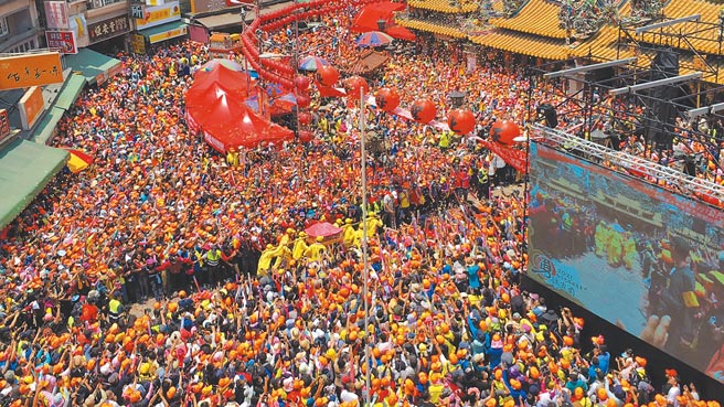 云林今年1到4月观光人次多达668万多，超越台南市，跃居六都以外第1名，北港朝天宫的进香潮是一大助力，图为4月间白沙屯妈祖到朝天宫进香的盛况。（本报资料照片）