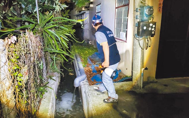 屏東縣環保局稽查畜牧場偷排廢水，宣誓防疫期間查緝並無鬆懈。（屏縣府提供／林和生屏東傳真）