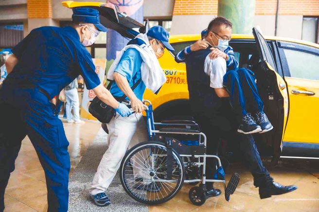 高市新闻局《高雄一百》脸书粉专推出致敬防疫英雄特别企划，以照片记录各领域防疫英雄默默付出的瞬间。（高市新闻局提供／柯宗纬高雄传真）