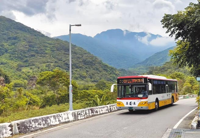 睽违约30年，终于又有公车进入达鲁玛克部落。（台东县政府提供／庄哲权台东传真）