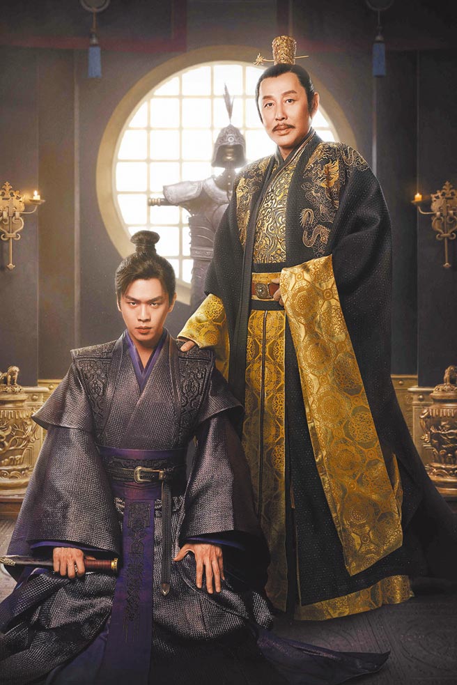 陈道明（右）在拍摄过程时常传授演戏经验给张若昀。（中天娱乐台提供）