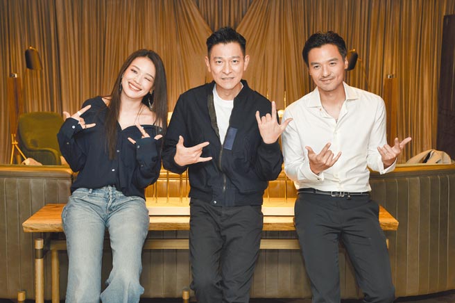 舒淇（左起）都跟刘德华等级的男神合作，调侃老公冯德伦不够帅。（明报提供）