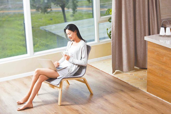 想要舒爽度过梅雨季，除溼机正是必备家电之一，目前购买一级标示节能效率机种，一样均可申请货物税补助。（CFP）