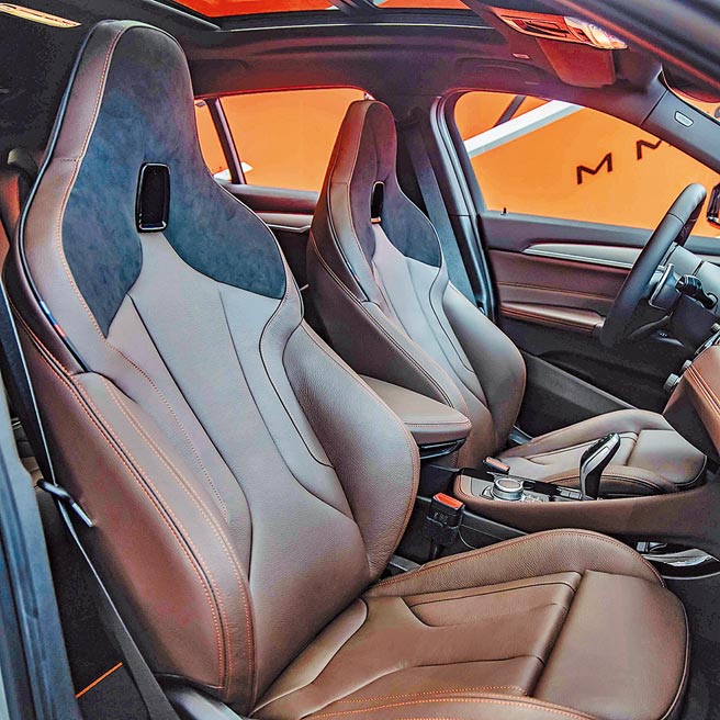 Alcantara麂皮M双前座跑车座椅。（汎德提供）