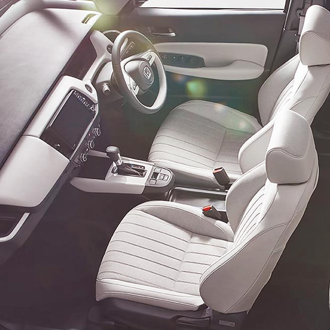 第四代HONDA FIT内装採取全新设计的布局，质感大幅提升，图为日规版。（HONDA提供）