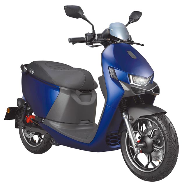 宏佳腾Ai-1 Ultra ABS大灯下方的「空气导流进气孔设计」展现全新狂野跑格面貌，车色有夜幕紫（见图）、曙光金与墨军绿3种选择，售价10万7980元。（宏佳腾提供）