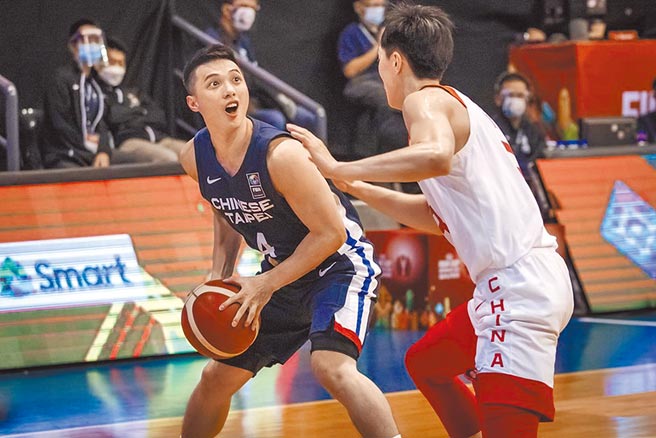 中华队后卫李汉升(左)。（取自FIBA官网）