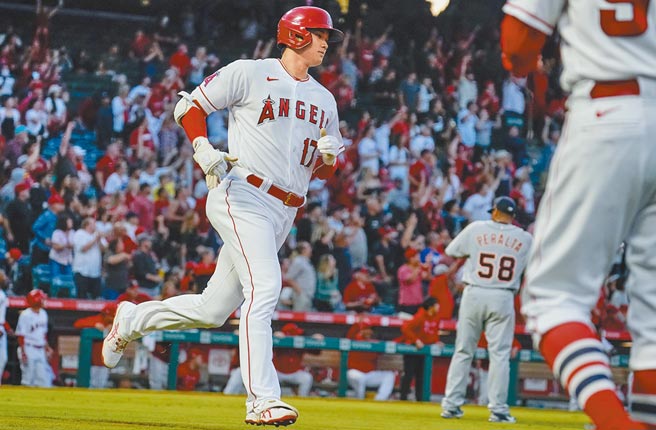大谷翔平昨在3局敲出两分弹帅气跑回本垒。（路透）