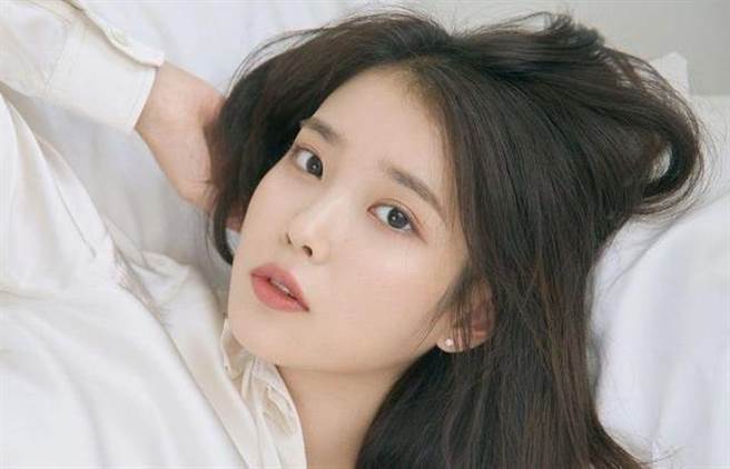 南韩人气歌手IU拥有高人气，创作实力受到许多的喜爱。（图/脸书)