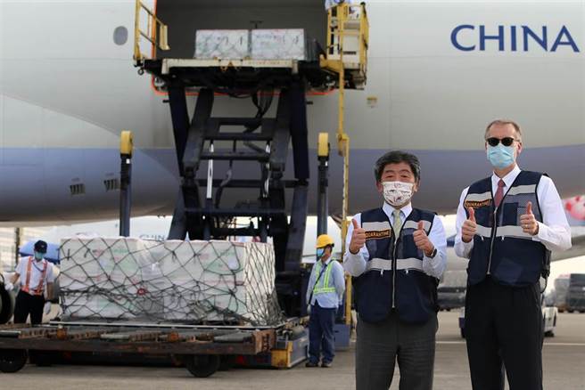 美国捐赠台湾250万剂莫德纳疫苗，美国在台协会（AIT）处长郦英杰与疫情指挥中心指挥官陈时中20日专程到场接机。（图／本报系资料照）