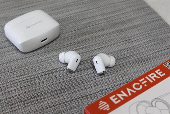 Enacfire E90前方具有四个LED灯，用于显示充电盒的所剩电量和充电情形；底端则是充电口，使用的是Type-C规格。（图／耳机人提供）
