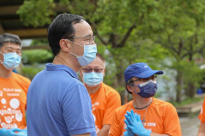 前国民党主席朱立伦捐赠防疫物资。（朱立伦办公室提供）