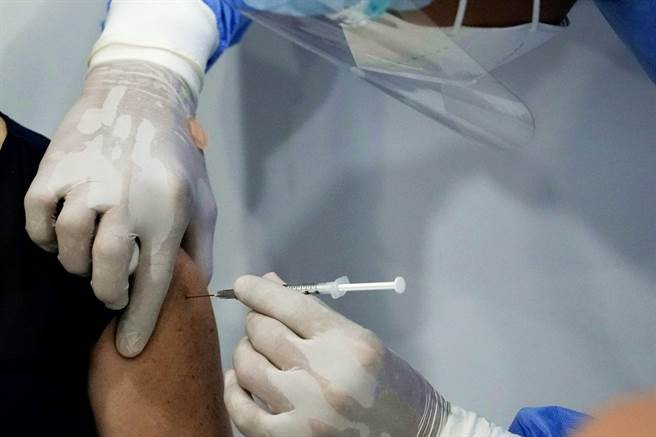 韩国21日证实，一名30多岁男性日前接种AZ疫苗后，因血栓合併血小板低下症候群（TTS）死亡，这是南韩官方首次认证血栓症病例死因与疫苗有因果关系。（资料照／美联社）