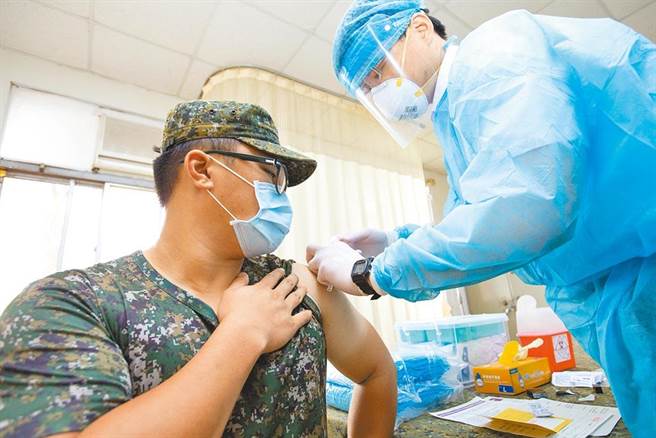 军方官员表示，中央疫情指挥中心12日所配发国军的4.5万剂AZ新冠肺炎疫苗，迄今施打率已达成9成6，仅偏远高山站台仍需安排期程，由医护人员施打。（军闻社）