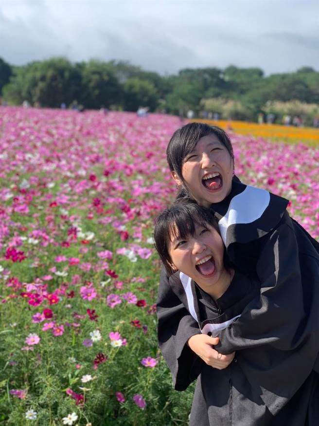 大同大学双胞胎学生林怡辰（右）与林俞辰（左）今年毕业，他们表示，「该是分开的时候了」。（大同大学提供／林志成台北传真）