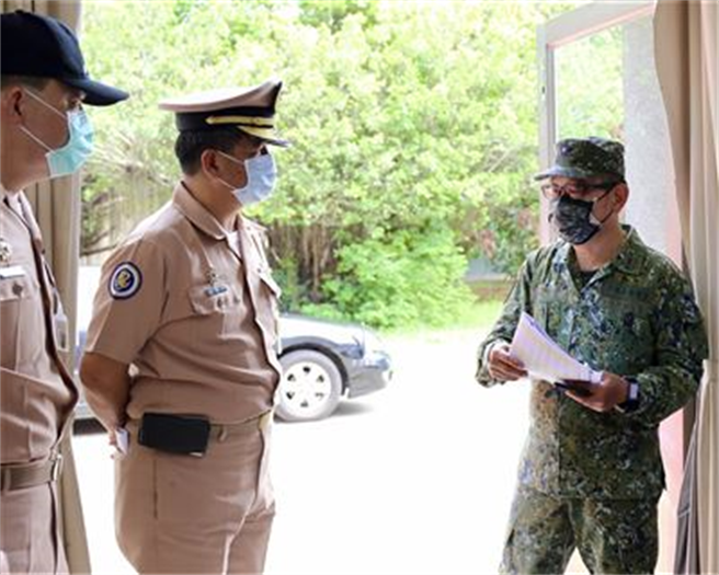 陆军第4作战区指挥官傅正诚中将视导辖属高雄地区海军部队疫情。（摘自八军团指挥部）