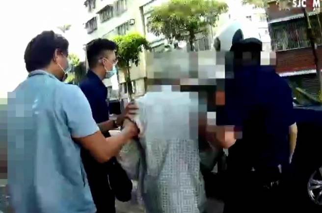 高雄市1名92歲老翁沒戴口罩又迷途，警方送上口罩助他返家。（警方提供／石秀華高雄傳真）