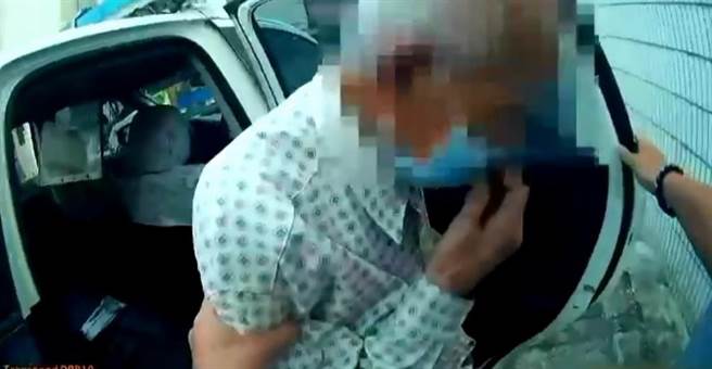 92歲老翁因罹患失智症，迷路沒戴口罩，被警方一眼認出是迷途常客，直接載送返家。（警方提供／石秀華高雄傳真）