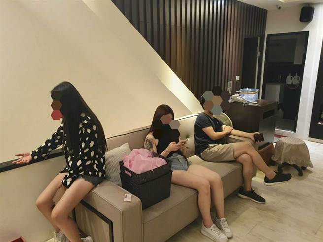 桃园21日晚间查获1家正妹按摩馆违规营业，按摩馆表示因近日收入挂蛋才铤而走险。（桃园分局提供／萧灵玺桃园传真）