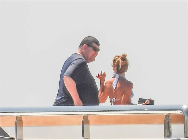 詹姆斯佩克和辣妹相談甚歡。(圖/達志影像)
