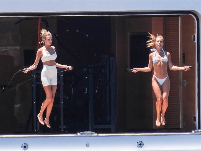 網紅們不忘在遊艇上跳繩維持身材。（圖/達志影像）