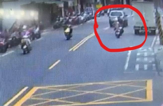 不顾疫情骑赃车抢妇人皮包，林口警5小时火速逮捕抢匪。(戴志扬翻摄)