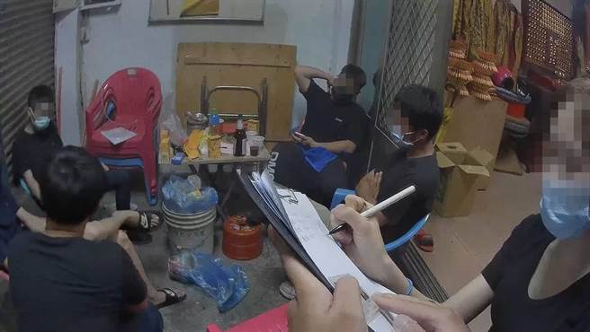 大园宫庙11男女夜间群聚，经民眾检举后警方儘速到场取缔，并依法移请卫生局裁罚。（姜霏翻摄）