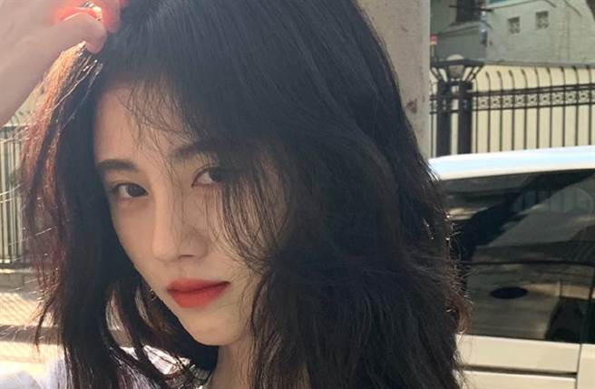 鞠婧禕擁有精緻五官，被封為「4千年一遇美女」。(圖／翻攝自微博)