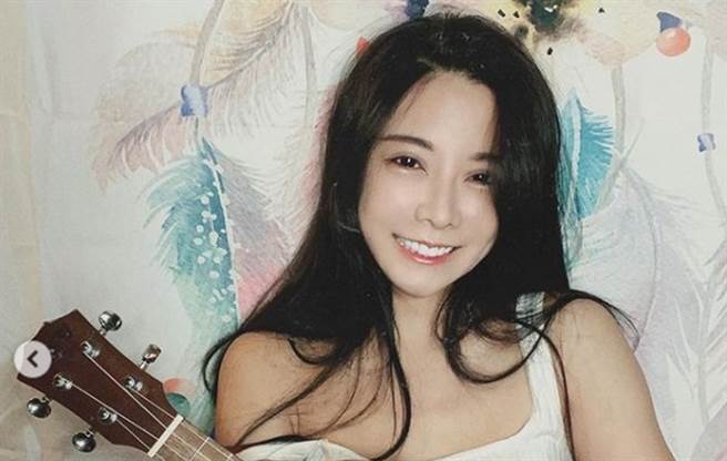 巫苡萱脸蛋貌美、身材前凸后翘，IG有71万粉丝。（图／IG@巫苡萱）