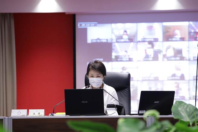 疫情衝击生计，台中市长卢秀燕22日呼吁，有困难可以求助，不要怕丢脸，左邻右舍发挥同理心，请帮忙通报，为度过难关伸援手。（卢金足摄）