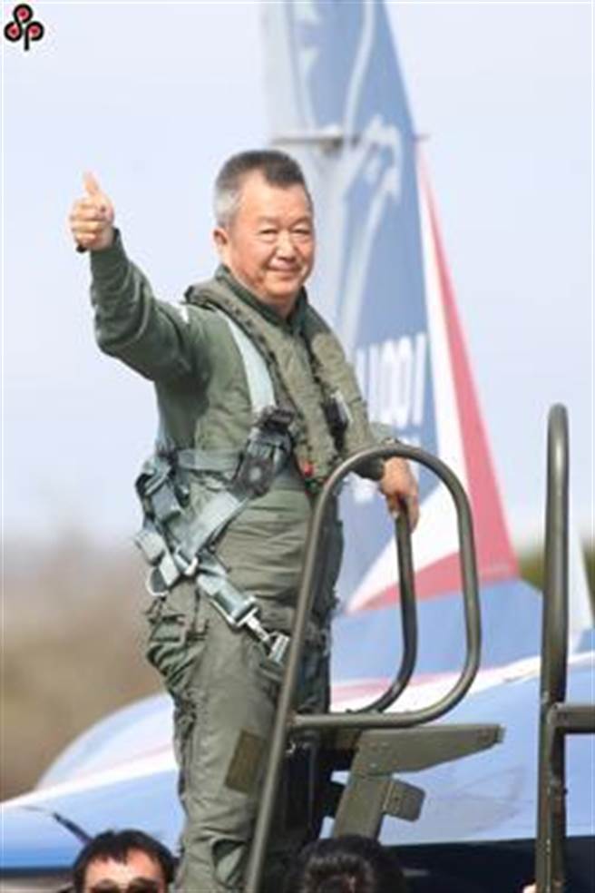 漢翔董事長胡開宏同乘勇鷹高教機，胡開宏並未施打疫苗。呂昭隆攝