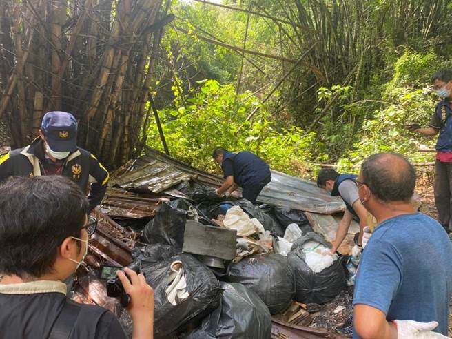高市环保局与地检署、环保署稽查大队、保七警察等联手埋伏查获石姓男子在鸟松山区弃置、燃烧营建融合废弃物劣行。（高市环保局提供／袁庭尧高雄传真）