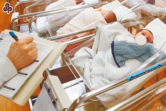 雲林傳出一起母親疑似接種AZ疫苗後餵兩個月大女嬰母乳，但女嬰卻在今(22)早猝死的不幸事件，是否與接種疫苗有關，須待進一步查驗釐清，圖為示意圖。（本報系資料照）