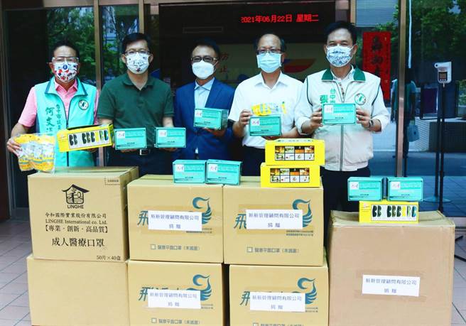 立委张廖万坚（左二）今天与市议员张耀中、何文海等，特捐赠医疗口罩、防护面罩及护目镜给第四警分局，用行动力挺警察人员为他们加油打气。（立委张廖万坚服务处提供／陈世宗台中传真）