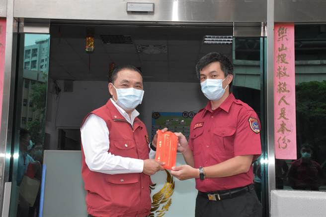 侯友宜慰問值勤染疫的消防同仁。（新北市消防局提供）