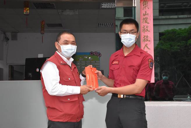 侯友宜慰問值勤染疫的消防同仁。（新北市消防局提供）