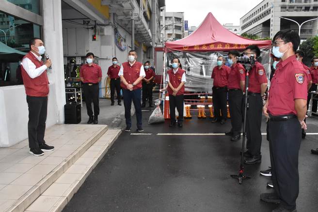 侯友宜慰問值勤染疫的消防同仁。（新北市消防局提供）