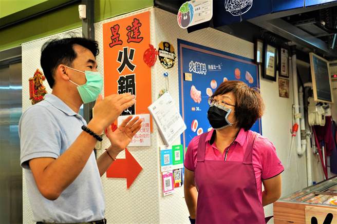 林口區長與市場理事長安排攤商快篩事宜。（林口區公所提供）