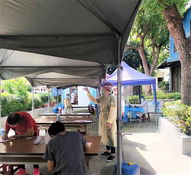 五股德音市民活動中心成立快篩站。（林口區公所提供）