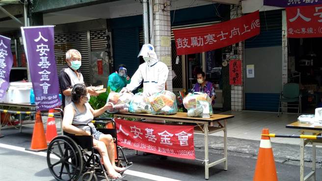 台北21日宣布街友列入優先接種對象，對此桃園人安基金會呼籲，街友多中高齡且具慢性病史，為高風險族群，桃園應盡速跟進。（桃園人安基金會提供／蕭靈璽桃園傳真）