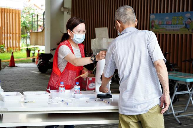 林口市場針對入內民眾進行實聯制及體溫測量。（林口區公所提供）