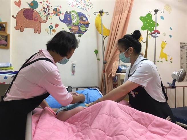  在疫情衝擊下，專責照顧植物人的「創世基金會」已面臨斷炊困境。（創世基金會提供／胡健森宜蘭傳真）