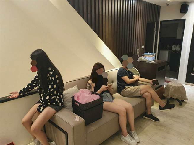 停业公告拢是假，2正妹按摩师暗中替男客「排毒」遭查获。(戴志扬翻摄)