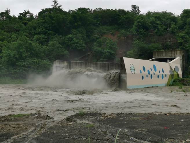 南化水库防淤隧道启动排砂，滚滚黑水排入后堀溪。（刘秀芬摄）