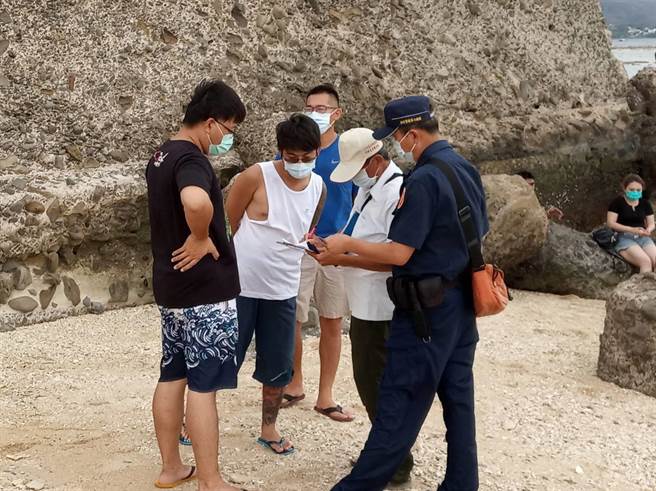 民眾在疫情升級第3級警戒後到墾丁國家公園群聚遭裁罰3000元。（圖：警方提供）