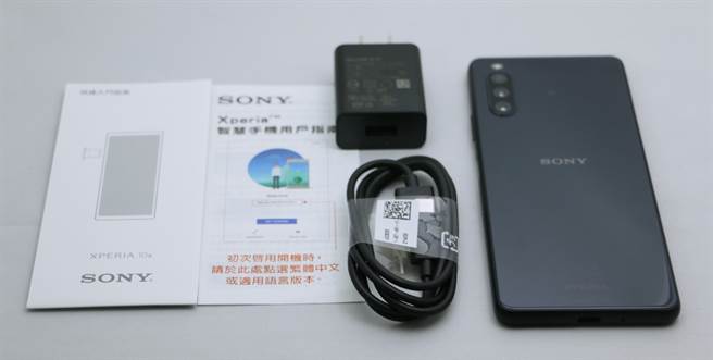 Sony Xperia 10 III 包裝內附配件 。（黃慧雯攝）