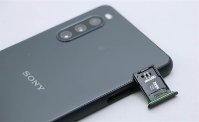 Sony Xperia 10 III 採雙層SIM卡設計，也可支援microSD卡擴充 。（黃慧雯攝）