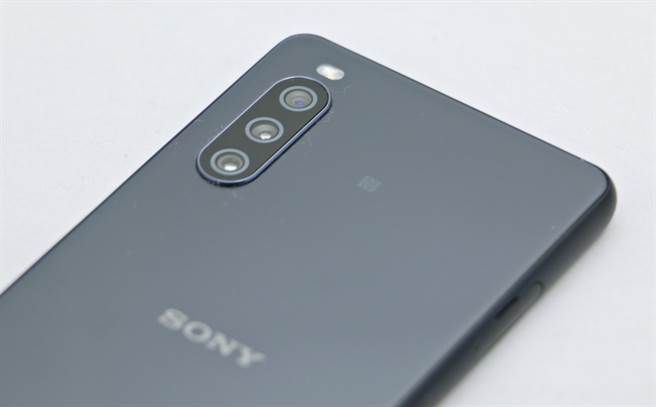 Sony Xperia 10 III採用全新三相機系統，手機支援NFC。（黃慧雯攝）