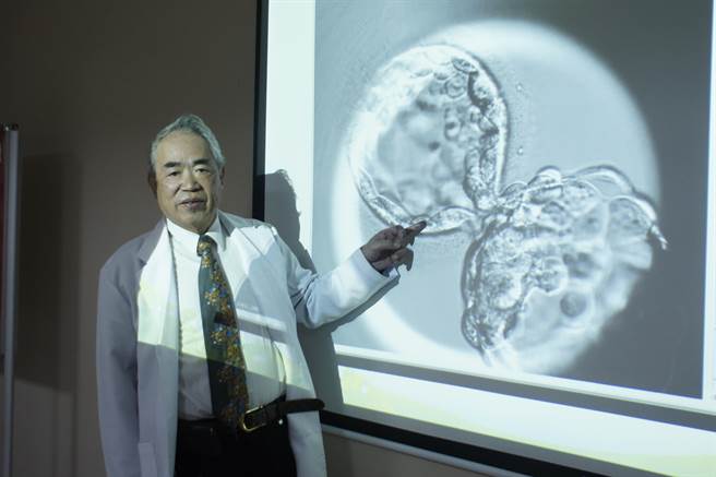 妇产科权威李茂盛指出，目前，国外尚无婴儿透过母乳吸收疫苗而猝死的案例。（冯惠宜摄）