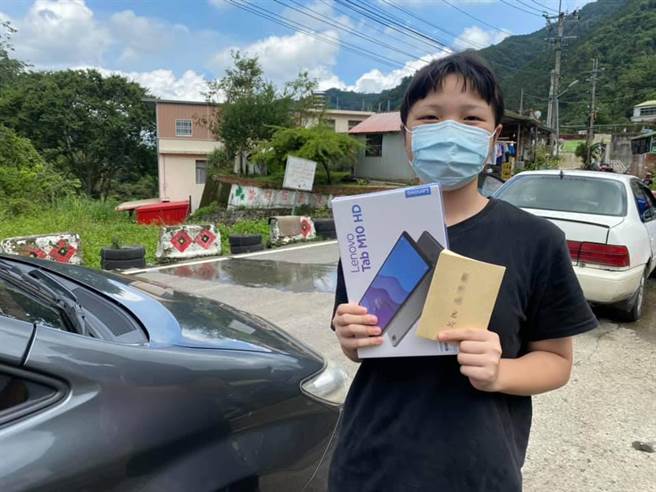 拿到第一波平板電腦的小茹，開心的說，終於可以和同學們一起上課，暑假也可以有時間追上其他同學了。（至善基金會提供）